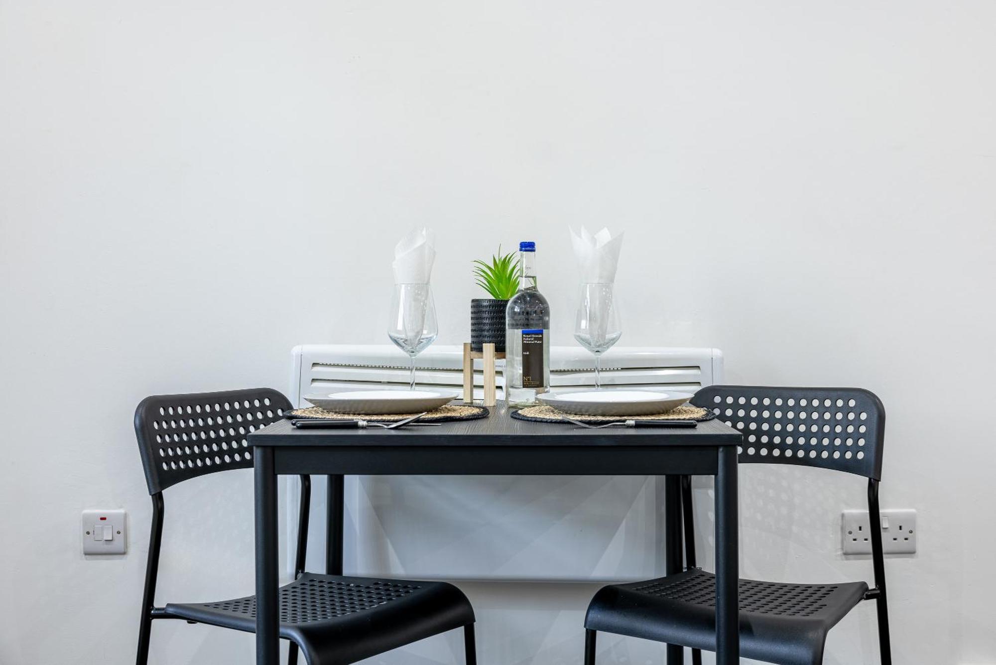 Rnm - Upgraded Business Stay For Travelling Contractors, All Amenities, Private Access Entire Place, Kitchen & Washroom, Smart Tv, Easy Access, Parking Nearby Cradley Heath Kültér fotó