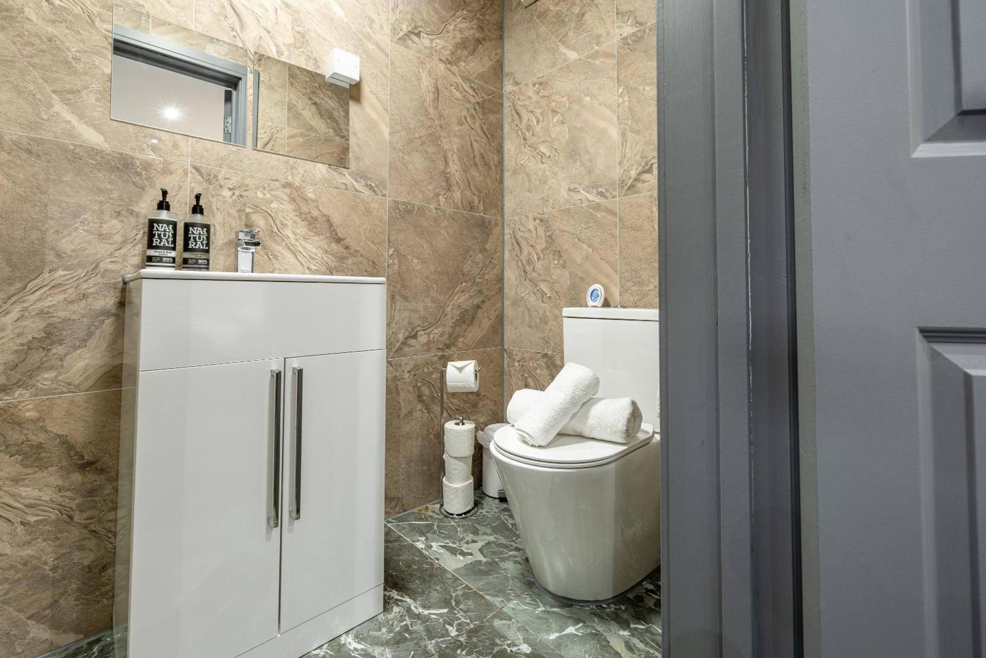 Rnm - Upgraded Business Stay For Travelling Contractors, All Amenities, Private Access Entire Place, Kitchen & Washroom, Smart Tv, Easy Access, Parking Nearby Cradley Heath Kültér fotó